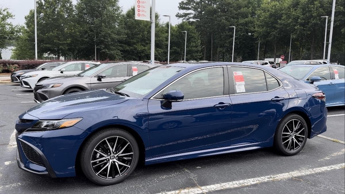 2024 Camry Xle V6 Reservoir Blue Denni Yasmin